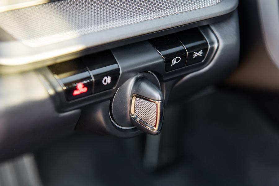 Детали интерьера Porsche 911 Carrera Cabriolet (992) 2019 года  (NA) (фото 23 из 40)